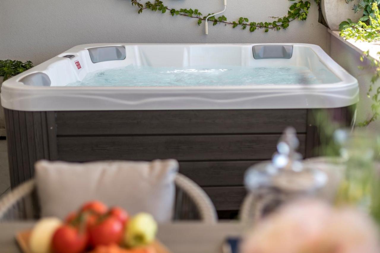 Velebis Superior Apartment - Luxurious One-Room Apartment With Jacuzzi - Prestigious Location By The Sea In The New City Center Of Znjan - Panoramic View Of The Sea And Islands - Free Garage Parking - Buralux Properties Сплит Екстериор снимка
