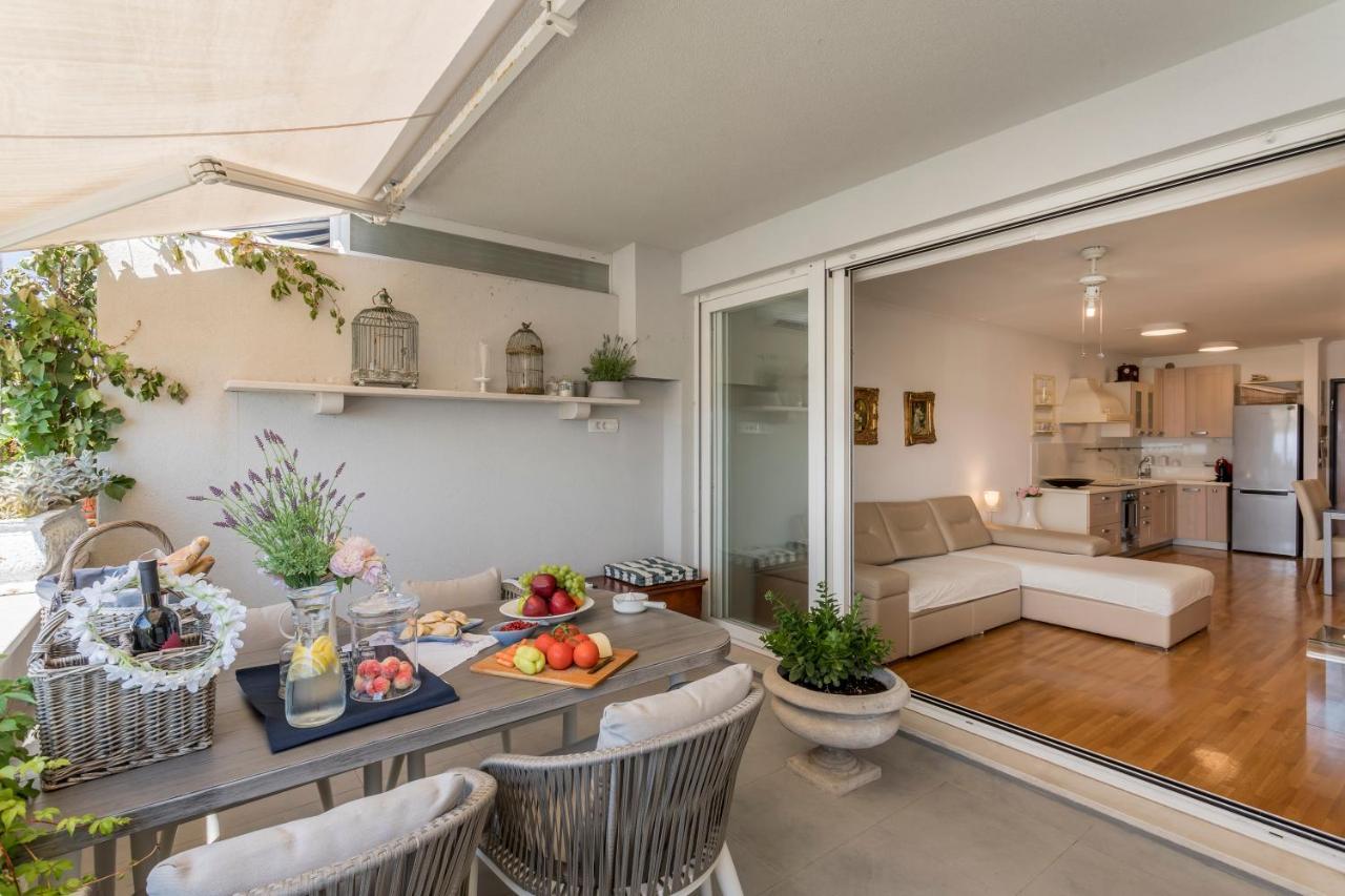 Velebis Superior Apartment - Luxurious One-Room Apartment With Jacuzzi - Prestigious Location By The Sea In The New City Center Of Znjan - Panoramic View Of The Sea And Islands - Free Garage Parking - Buralux Properties Сплит Екстериор снимка
